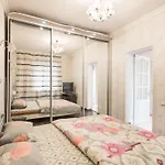 Deribasovskay Street Apartment *